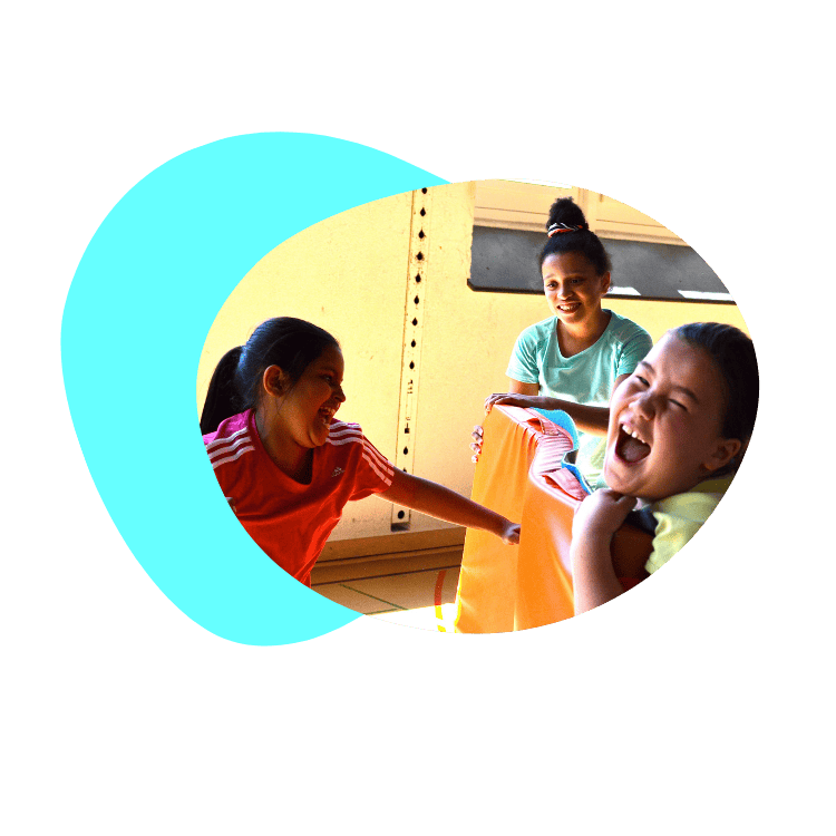 Mädchen in einem Empowerment Kurs, die auf eine Matte schlägt