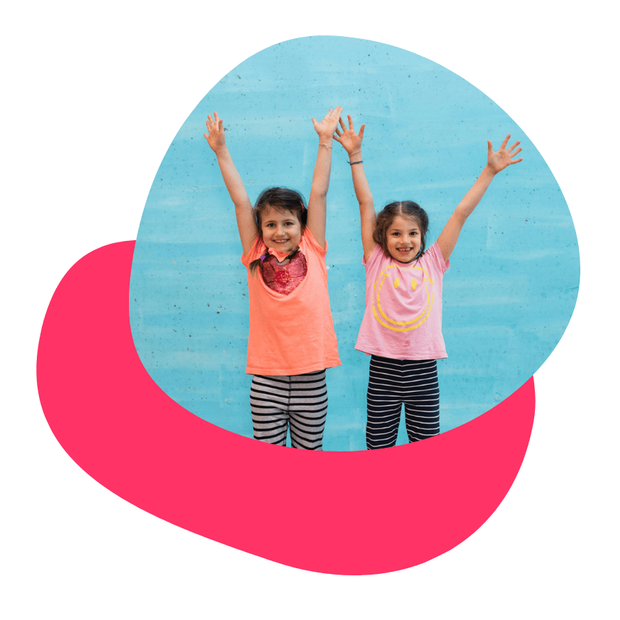 Zwei starke Mädchen, die die Arme in die Luft halten